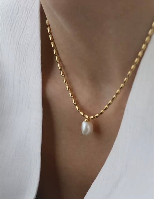 Pearl pendant necklace